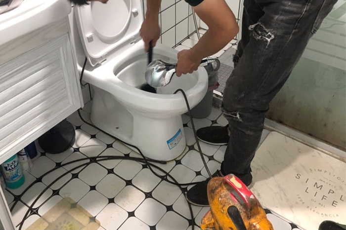 石家庄马桶堵塞自己疏通还是找师傅？专业上门服务让你省时更省心